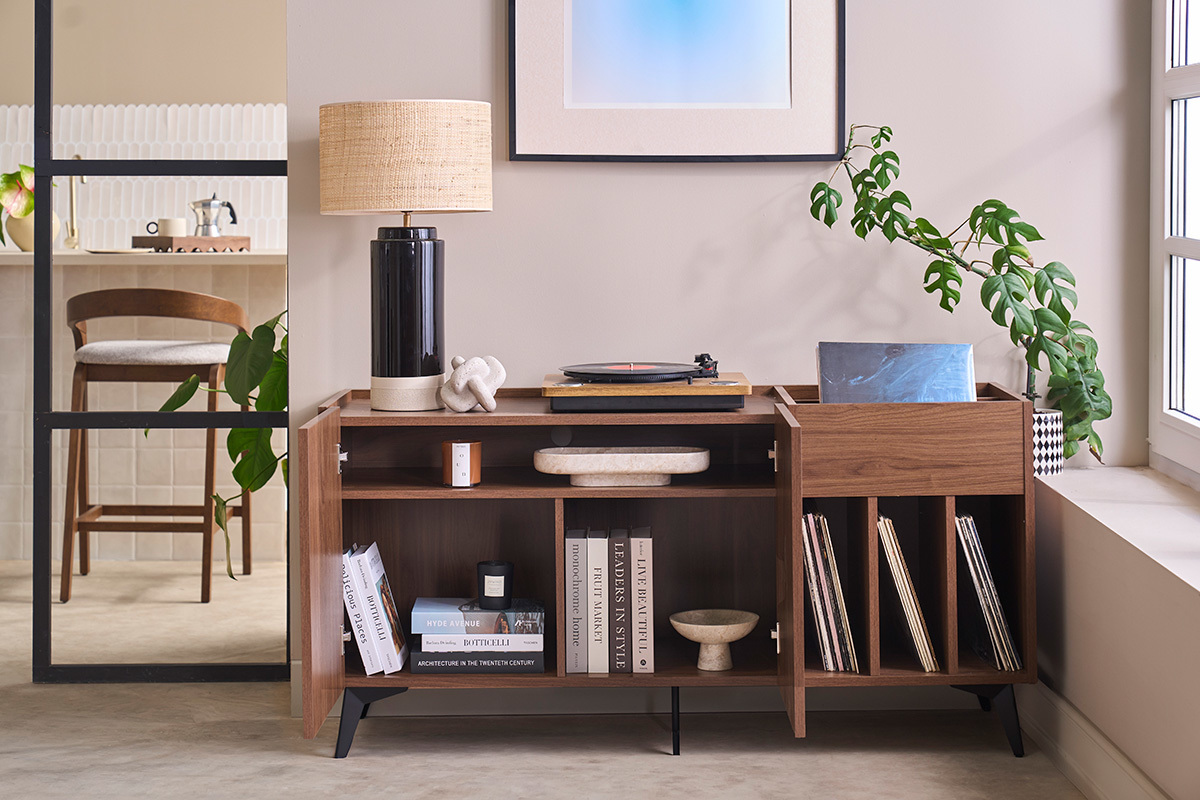 Buffet de almacenamiento para vinilos en madera oscura acabado en nogal y metal negro L140 cm SEDA