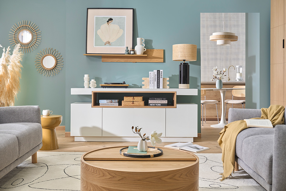 Aparador escandinavo blanco lacado brillante y madera con 4 puertas, vista general en un interior moderno.