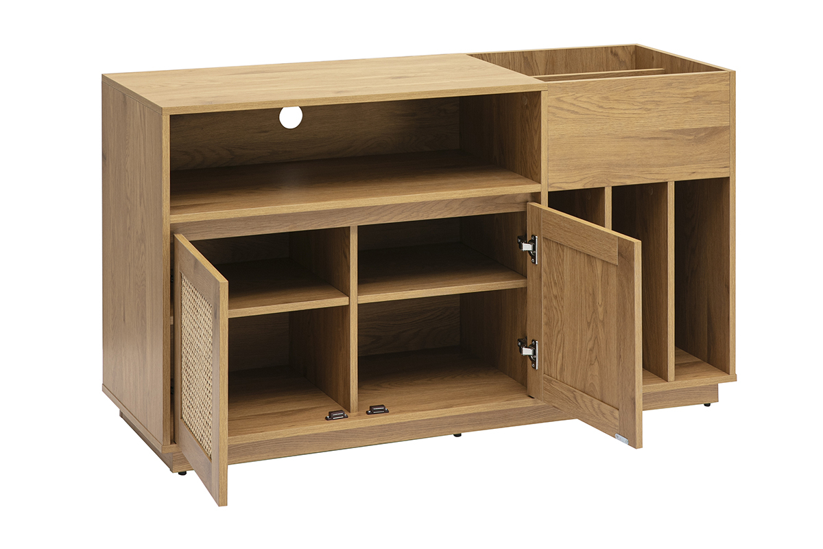 Buffet para almacenamiento de vinilos en madera de roble claro con puertas de rejilla de rat�n, cajones abiertos.