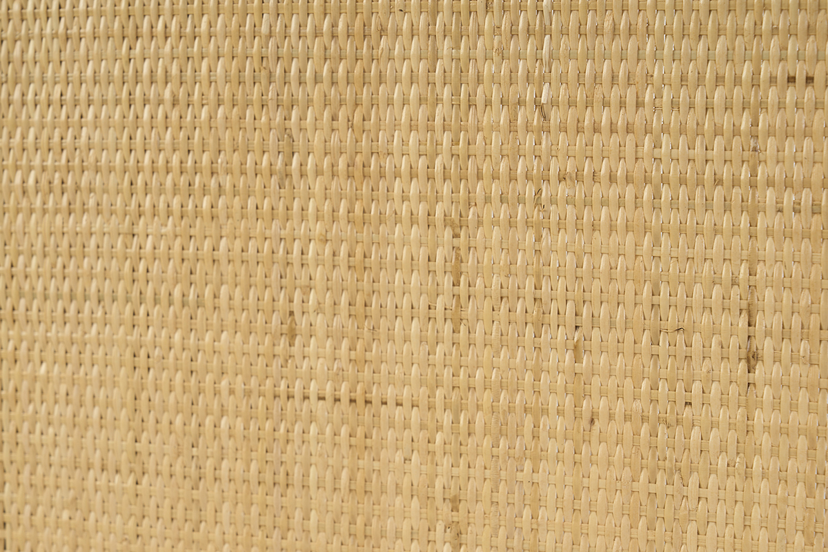 Vista en primer plano del cannage del cabecero NUSA en rat�n, textura natural.