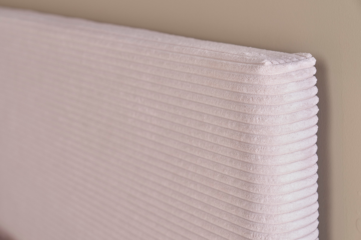 Vista en ngulo del cabecero YOLANDA en terciopelo acanalado beige.