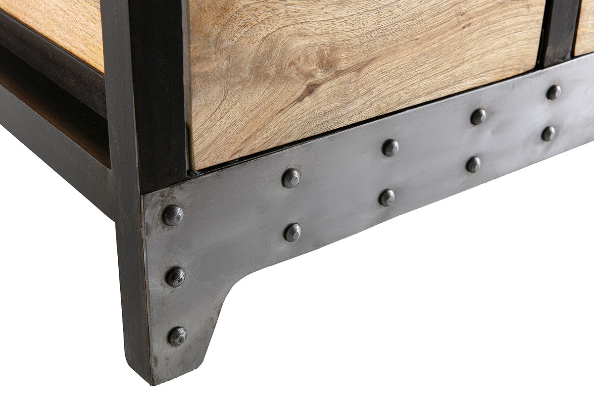 Detalle del mueble de almacenamiento industrial en madera de mango y metal negro, vista en �ngulo con remaches.