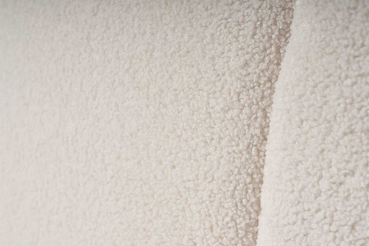 Primer plano del tejido de lana rizada de la cama con arc�n 160x200 cm.