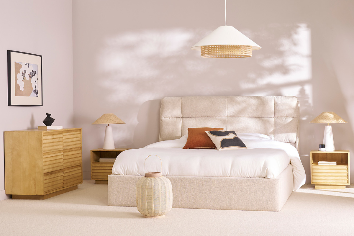 Cama con espacio de almacenamiento HONO en una habitacin con mesitas de noche y lmpara colgante, vista frontal.