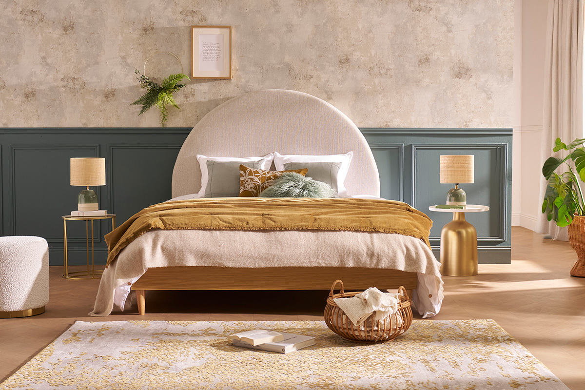 Cama de 2 plazas 160x200 cm de madera, con decoraci�n y accesorios en un dormitorio elegante.