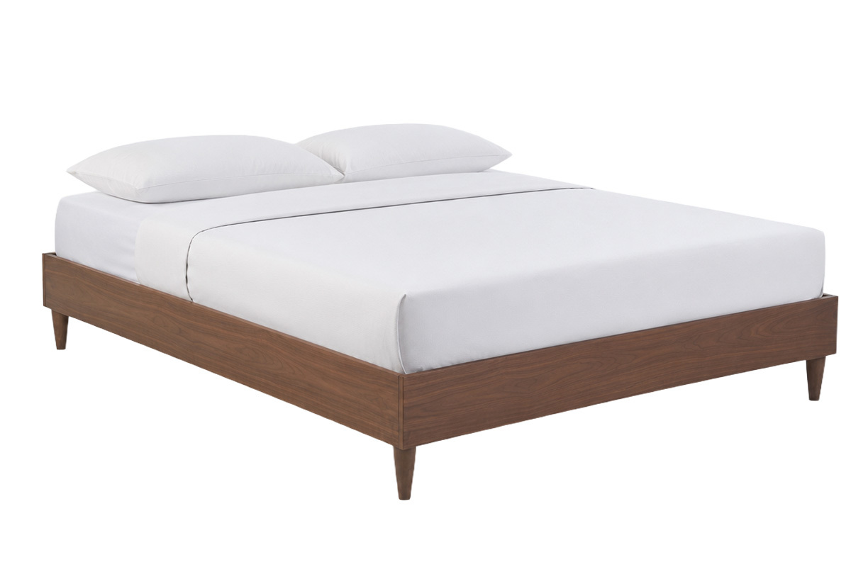 Cama doble de 160x200 cm en madera oscura con colch�n blanco, vista en 3/4