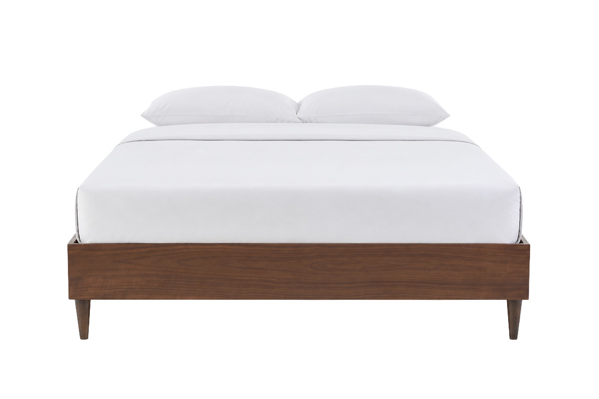 Cama de 2 plazas 160x200 cm de madera oscura, vista frontal con colch�n y almohadas blancas.