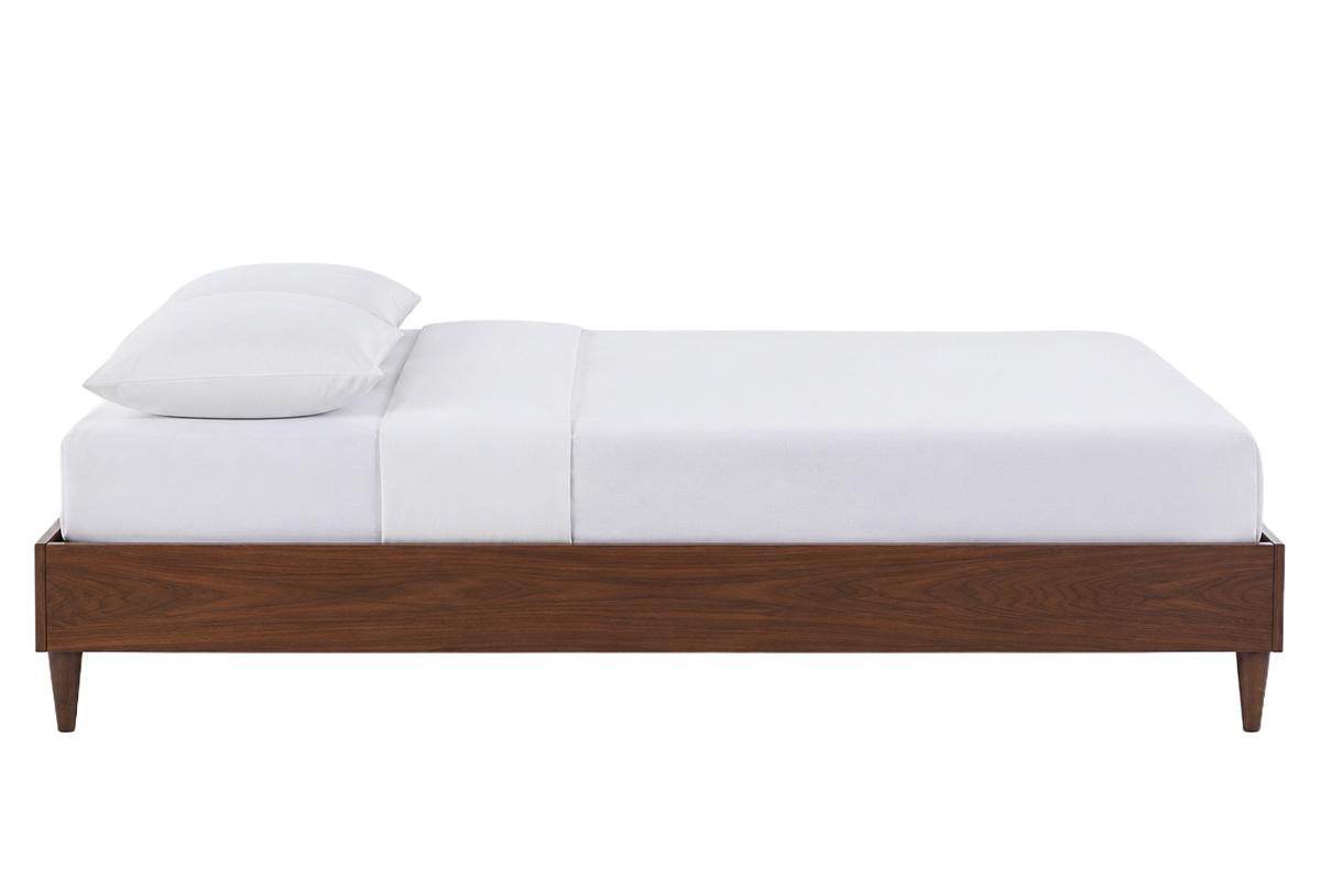 Cama de 2 plazas 160x200 cm de madera oscura, vista de perfil, con colch�n blanco y almohadas.