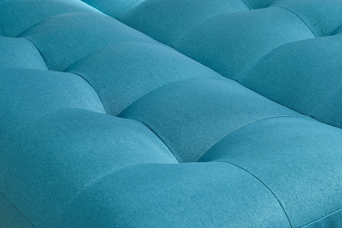 Primer plano de la tela azul petr�leo del sof� cama YUMI.
