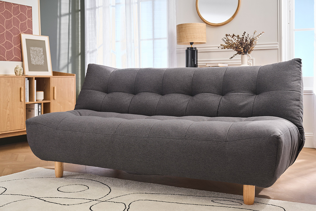 Sof� escandinavo de 3 plazas gris oscuro sobre patas de madera clara, vista frontal en un sal�n moderno.