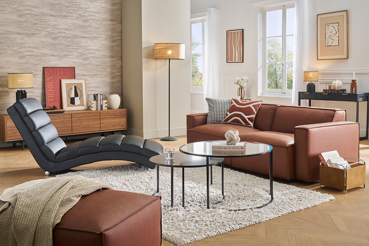 Silla larga de dise�o negro TAYLOR de cuero y acero cromado en una sala de estar moderna.