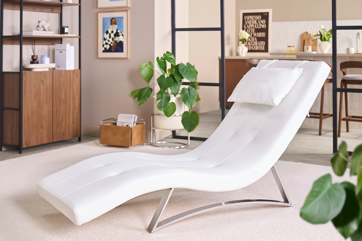 Chaise longue de dise�o BARTY en blanco con coj�n, vista de 3/4 en un interior moderno.