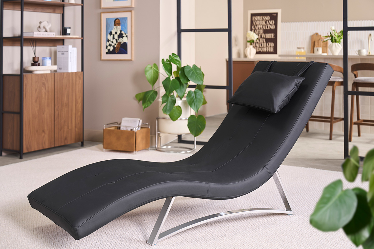 Chaise longue de dise�o negra con coj�n sobre una base de acero cromado, vista en tres cuartos