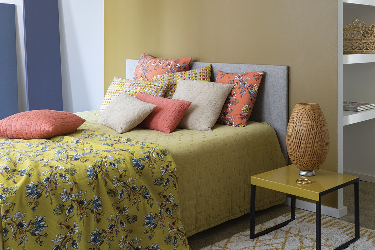 Cojn estampado flores amarillo curry 60 x 60 cm GILIA