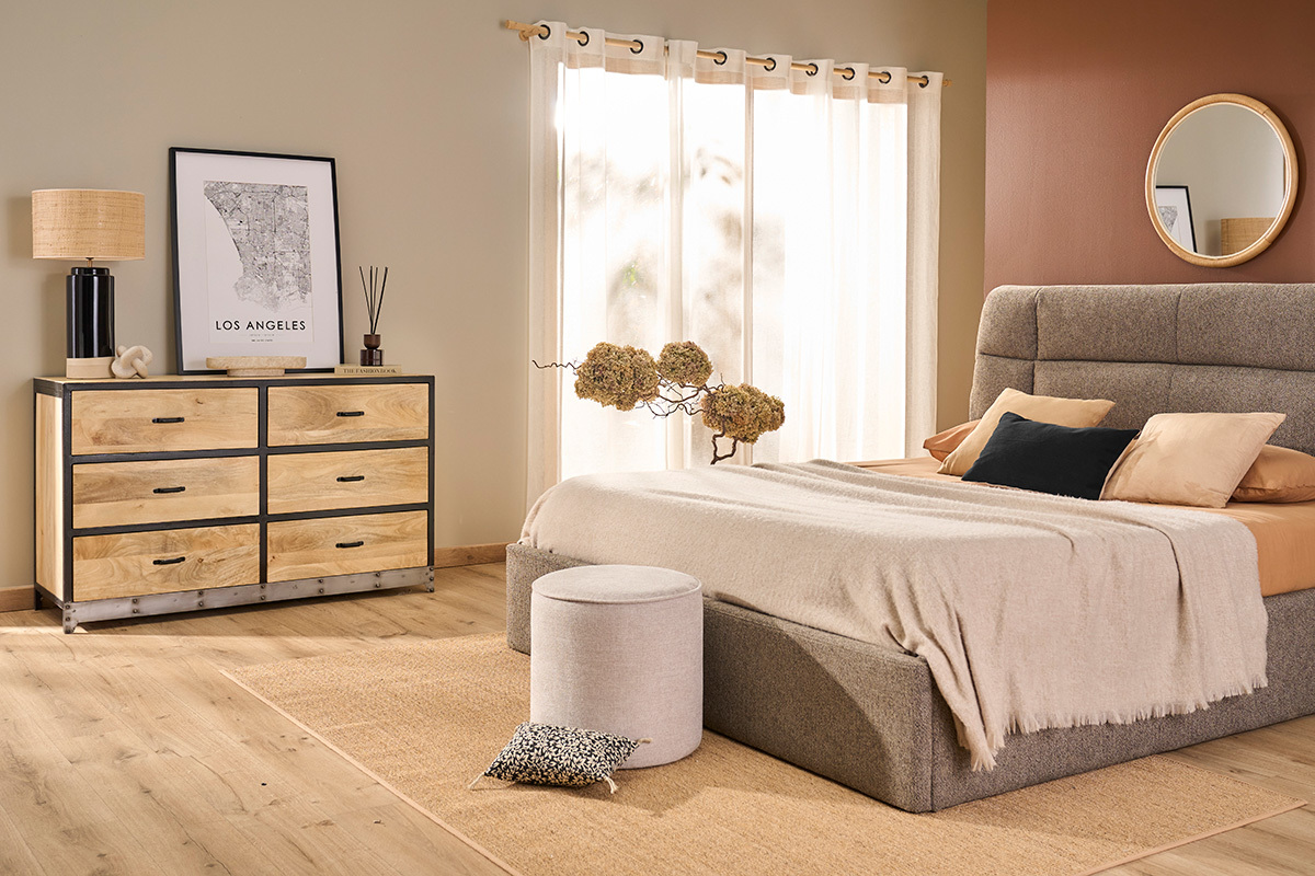 Habitaci�n moderna con c�moda industrial de madera y metal negro, cerca de la cama.