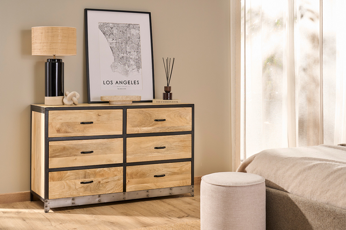 C�moda industrial de madera de mango y metal negro con 6 cajones, l�mpara y decoraci�n encima.