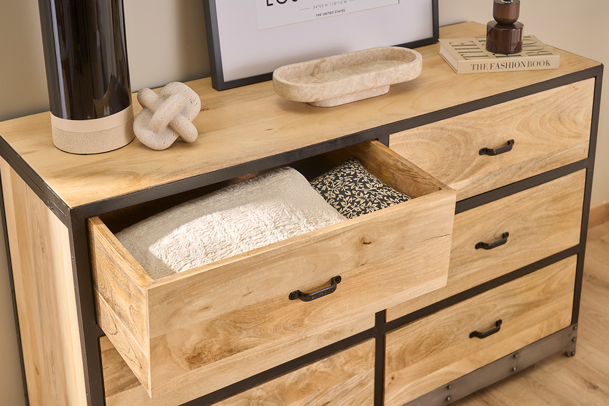 C�moda de madera de mango y metal negro con caj�n abierto, vista cercana.