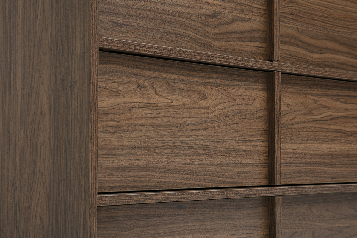 Detalle de la c�moda de madera oscura nogal con 3 cajones, vista cercana de los frentes