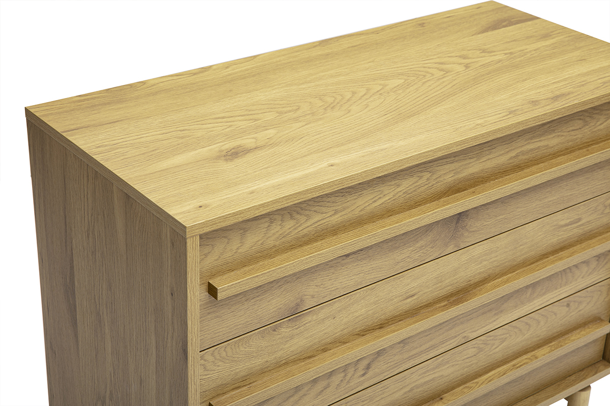C�moda de madera de roble claro con tres cajones, vista superior, dise�o limpio y contempor�neo.