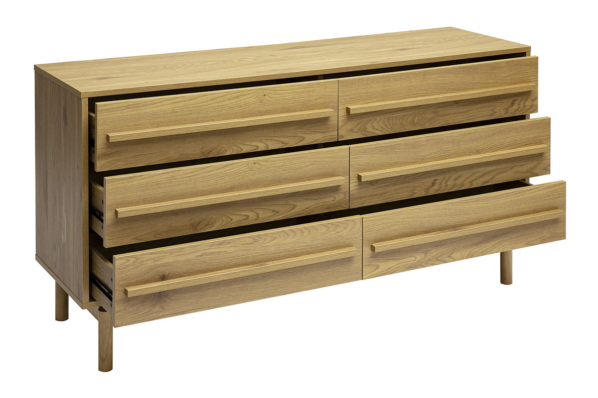 C�moda de madera de roble con seis cajones, vista de 3/4, estilo moderno y depurado.