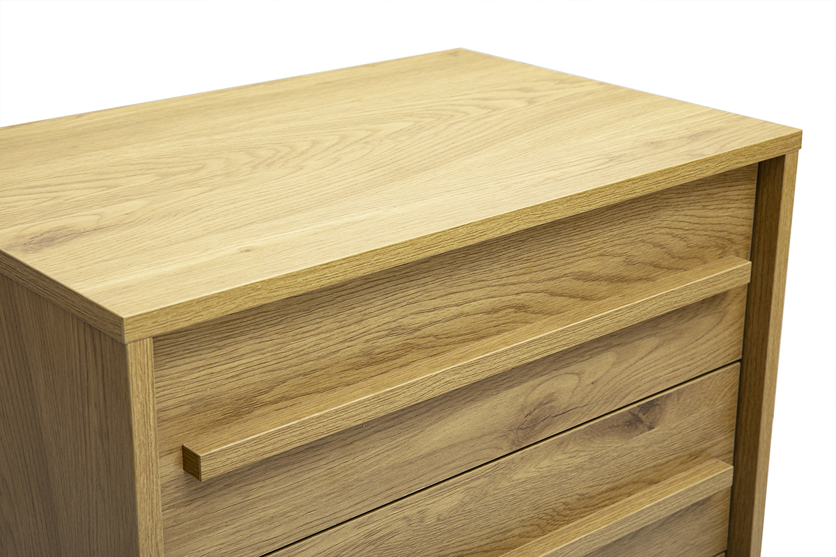 Vista en primer plano de la parte superior de una c�moda alta de madera de roble con cinco cajones.