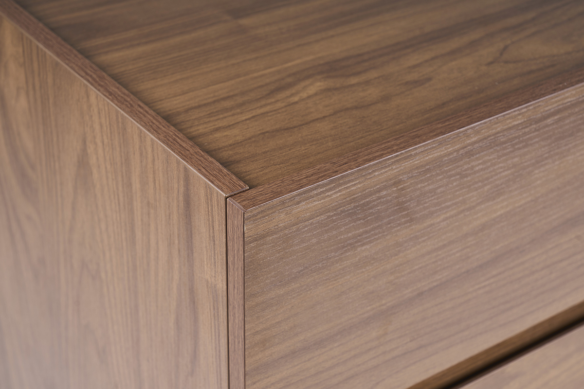 Detalle de la c�moda SANAA con acabado en madera oscura de nogal con veteado visible.