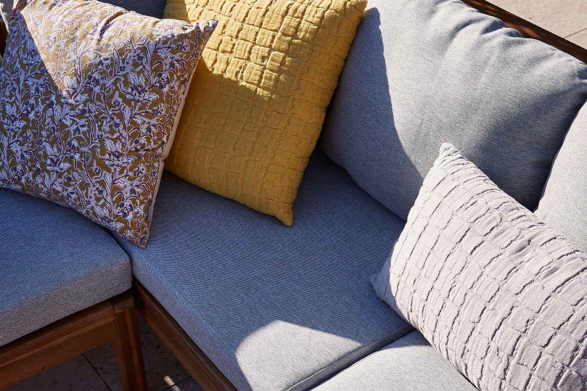 Conjunto de jardn esquinero de acacia maciza con cojines gris jaspeado BELIZE