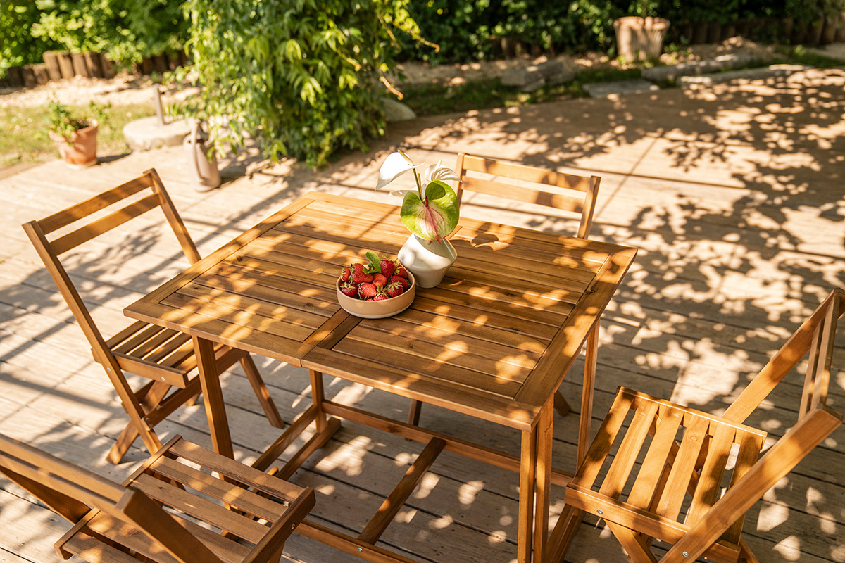 Conjunto de mesa extensible con almacenaje y 4 sillas plegables de madera maciza CARMEN