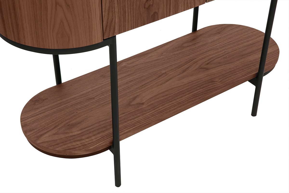 Vista cercana de una consola de madera de nogal oscura con estructura de metal negro y estante inferior ovalado.