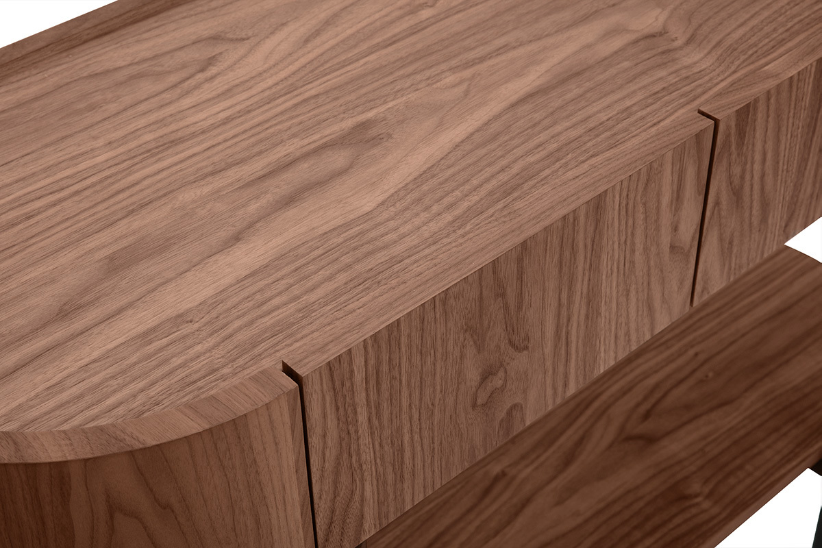 Primer plano de la consola SKYE de madera oscura de nogal con cajones cerrados.