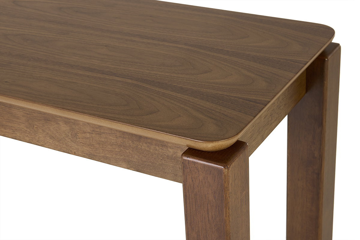 Detalle de la consola RAYA de madera nogal, vista de cerca de la encimera y de las patas de madera.