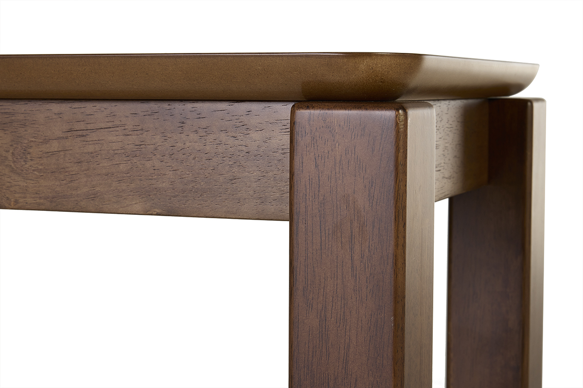Detalle de la consola de madera oscura de nogal RAYA, vista de cerca sobre la encimera y las esquinas.