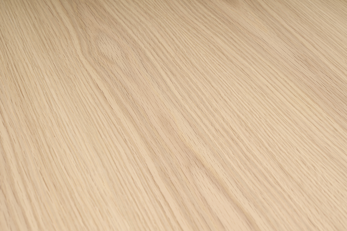 Primer plano de la textura de madera de fresno claro del escritorio modular blanco NEW MAX.