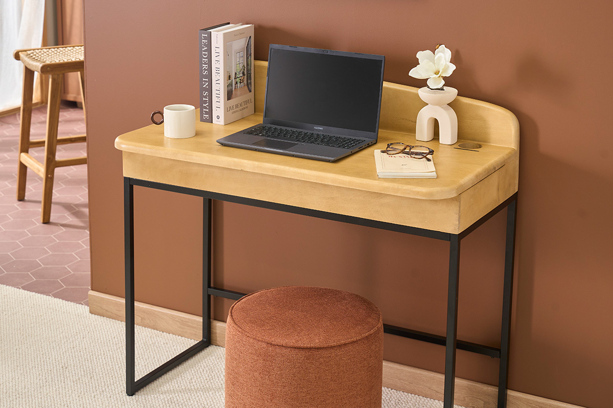 Escritorio de madera de mango con almacenamiento, port�til y libros, vista frontal.