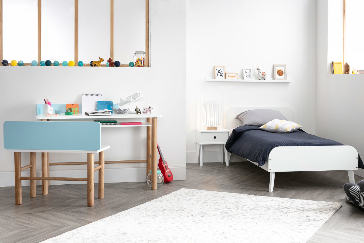 Escritorio infantil con banco azul y madera clara BERTY