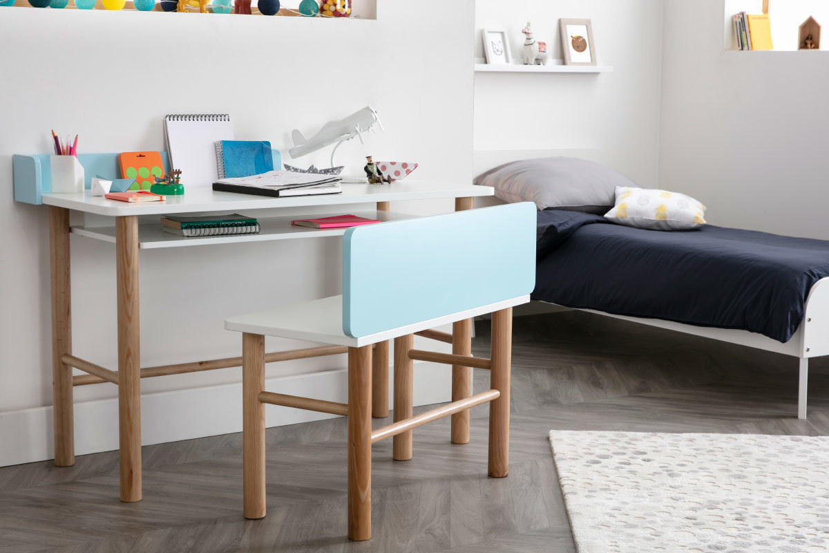 Escritorio infantil con banco azul y madera clara BERTY