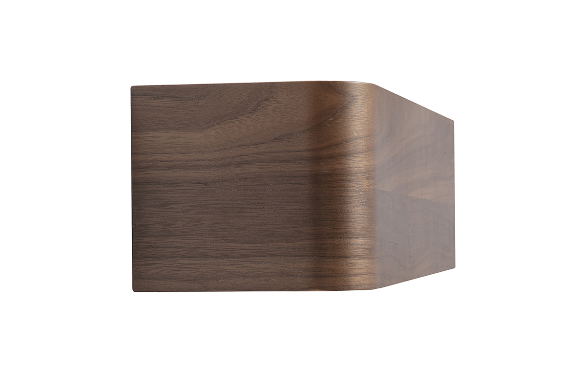 Vista lateral de un estante de pared de madera oscura de nogal, extremo redondeado, formato compacto.