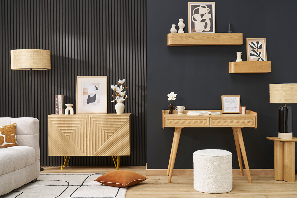 Interior moderno con muebles de madera clara, estantes de pared y accesorios decorativos.