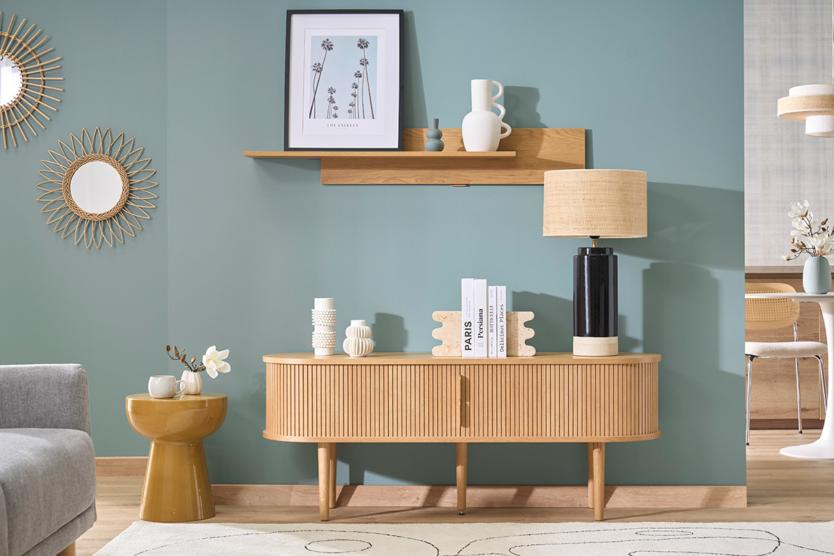 Estanter�a de pared de madera clara de roble sobre una pared, con objetos decorativos y mueble debajo