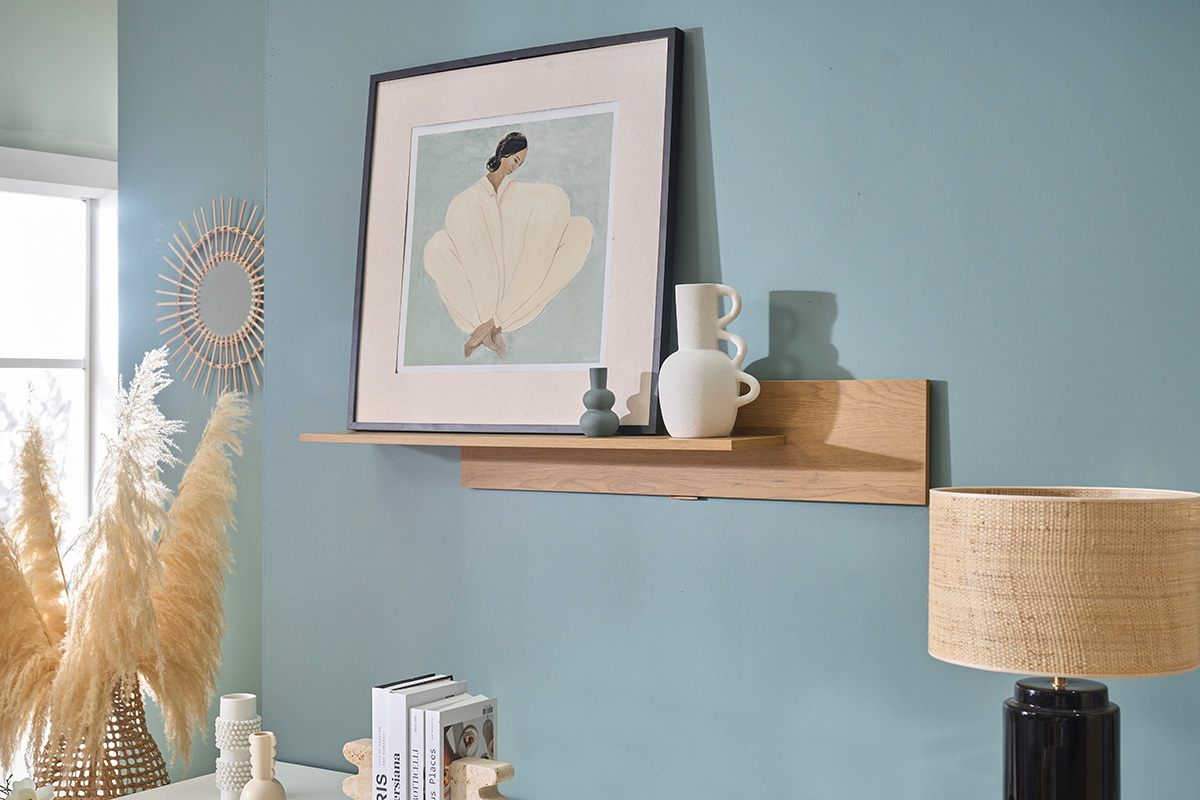 Estanter�a mural de madera clara de roble L120 cm con objetos decorativos, vista lateral.