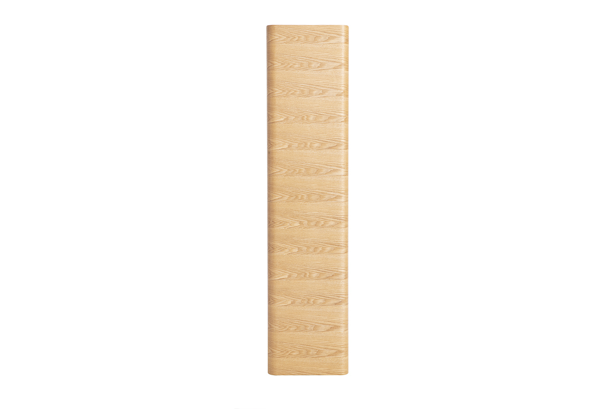 Estanter�a de madera clara de fresno vista de perfil, formato vertical con cuatro niveles de almacenamiento.