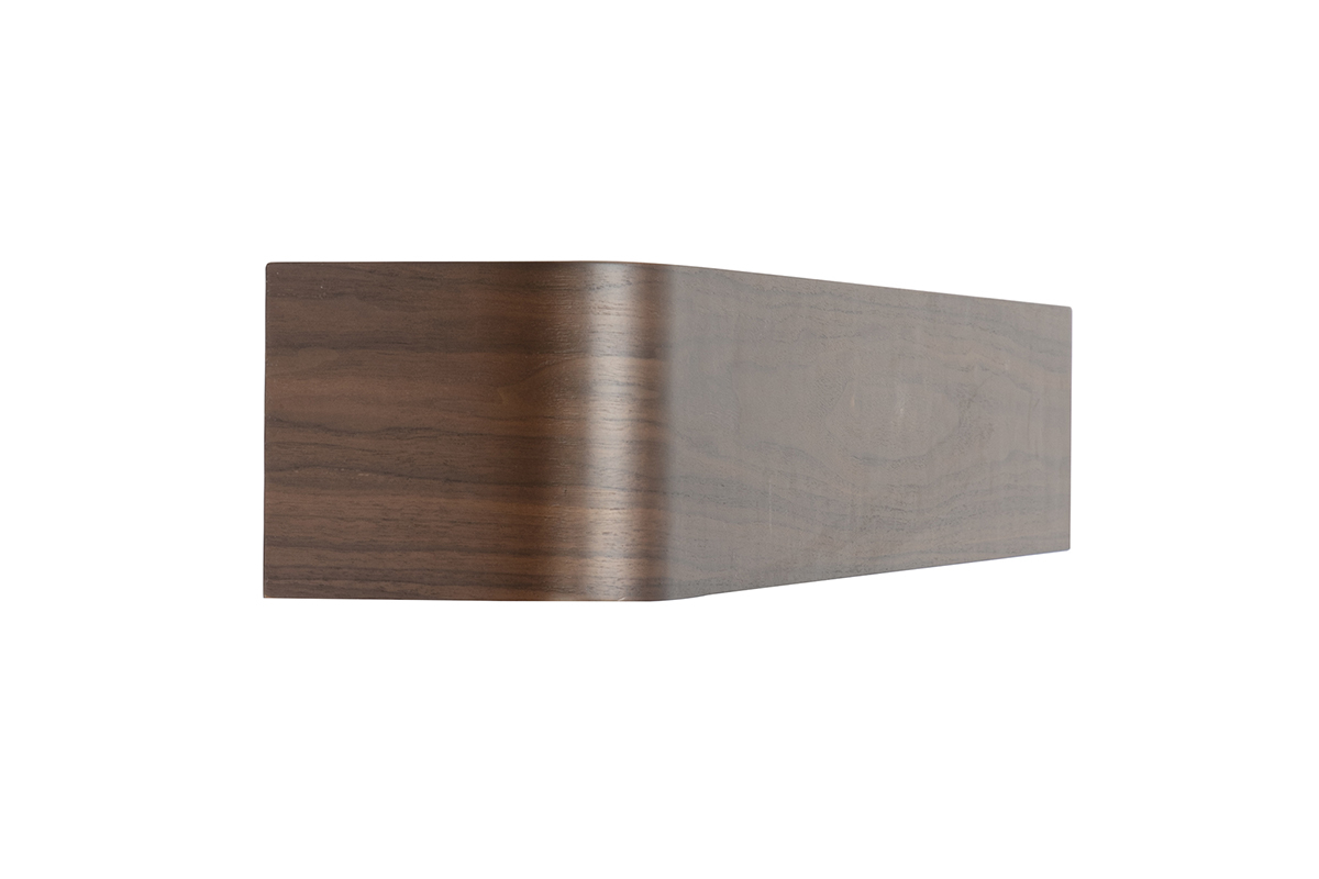 Estanter�a de pared de madera de nogal vista de lado, curvada en los extremos.