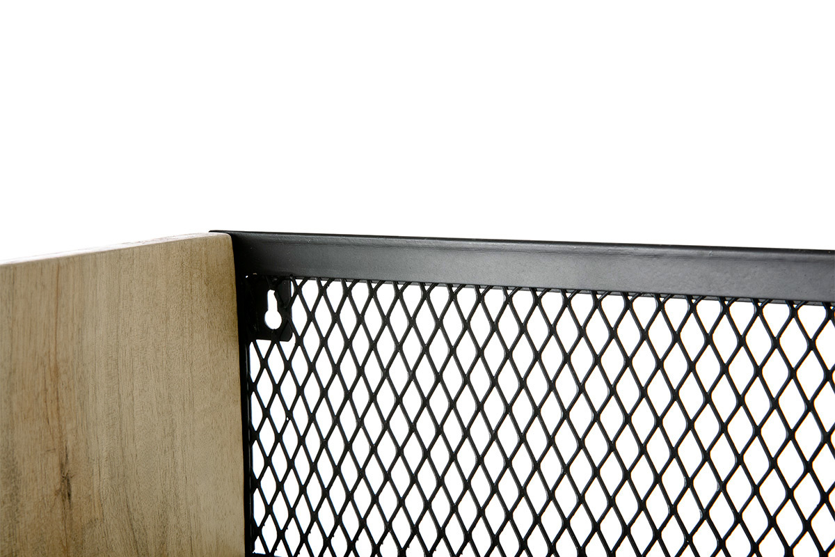 Detalle de la estanter�a mural industrial de madera de mango y metal negro, vista lateral.