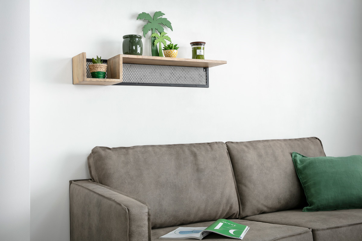 Estanter�a de pared en madera de mango y metal negro, plantas y objetos decorativos, vista lateral.