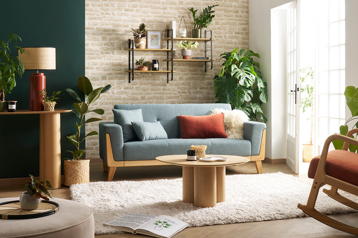 Estanter�a de pared de madera de mango y metal negro, vista general en una sala de estar moderna.