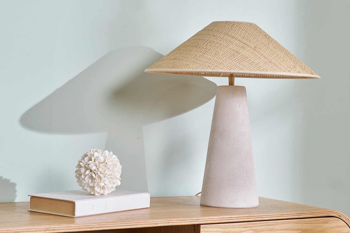 Lmpara de mesa blanca de cermica con pantalla de mimbre H47 cm JUNI