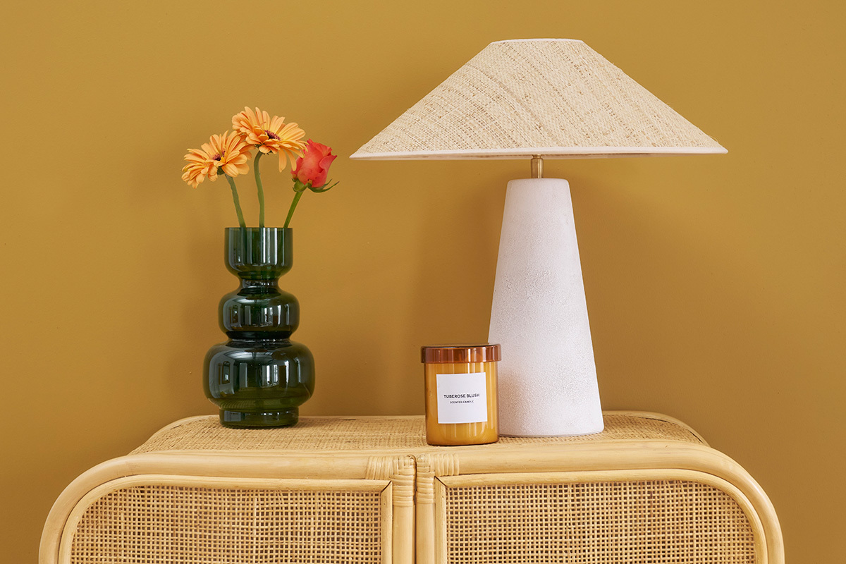 Lmpara de mesa blanca de cermica con pantalla de mimbre H47 cm JUNI