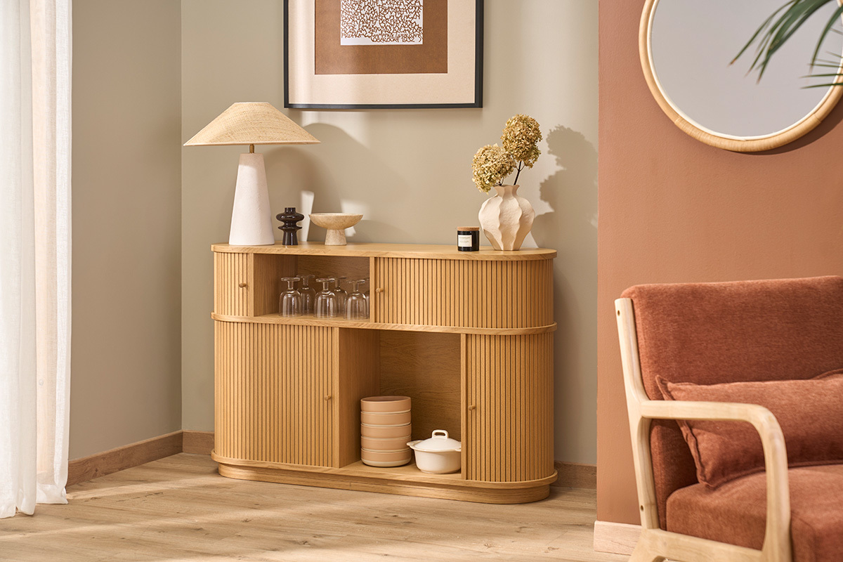 L�mpara de mesa blanca de cer�mica con pantalla de mimbre H47 cm JUNI