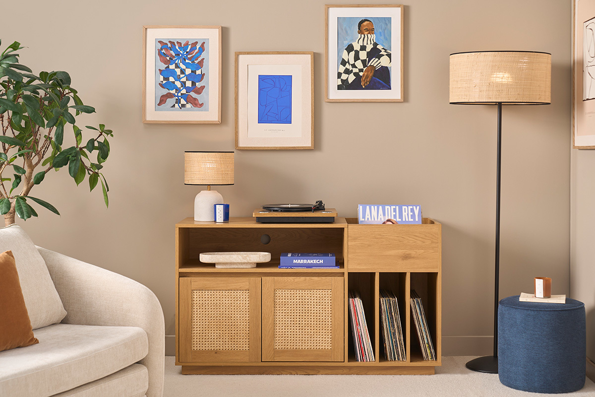 L�mpara de mesa blanca de cer�mica efecto piedra con pantalla de rafia 35 cm ROCHA