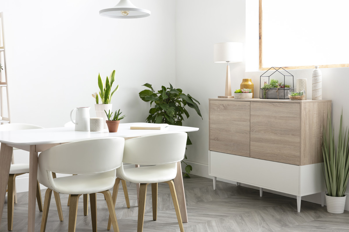 Lmpara de mesa color crudo base madera NIDRA